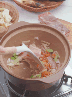 砂鍋中倒入油，放入姜片、蔥段、咸肉、海米炒出香味。