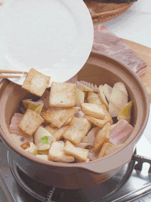 依次下春筍、豆腐，開(kāi)水沒(méi)過(guò)食材。