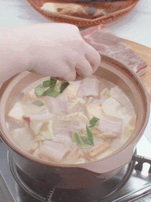 一小撮鹽、糖、雞精調(diào)味，最后撒點(diǎn)蒜葉點(diǎn)綴。