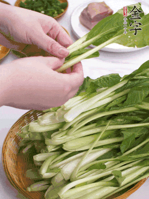 小青菜掰成一片片。