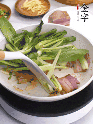 下小青菜翻炒，菜梆子變軟時(shí)，撒一點(diǎn)鹽、雞精調(diào)味。
