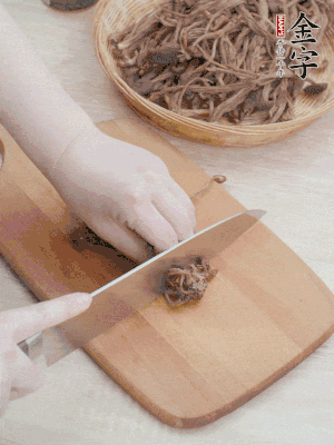 干茶樹菇浸泡過(guò)夜，去老根焯水，擠干水份。