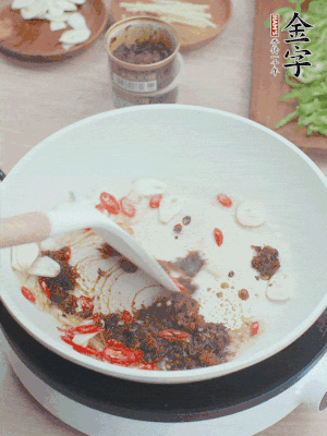 熱鍋涼油，姜蒜、辣椒、金字火腿xo醬炒香。