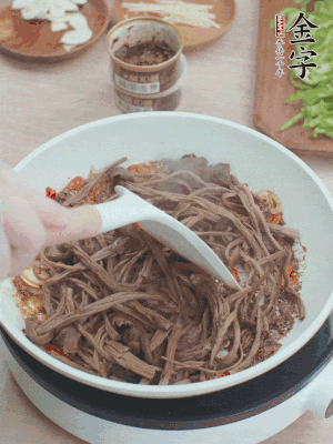 下茶樹菇煸炒4分鐘。