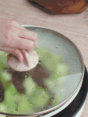 西葫蘆略出水時(shí)，加一小撮鹽調(diào)味。