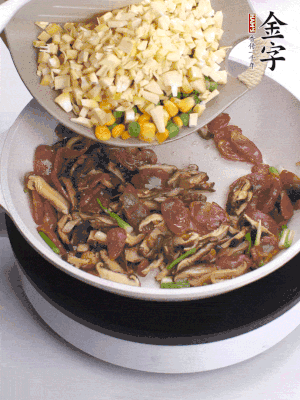 鍋里熱油，爆香蔥白，下香腸片炒至微微出油，加時蔬粒、香菇粒、春筍粒翻炒均勻。