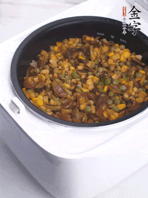 電飯煲按煮飯鍵，出鍋撒蔥花。