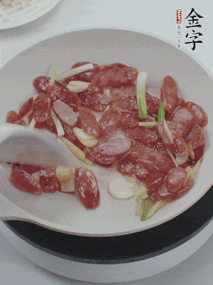 熱鍋爆香姜蒜片，下香腸炒出香味。