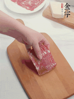金字培根火腿改刀切小片；白洋蔥切??；新鮮豌豆剝殼。