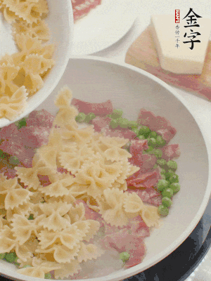 1小勺鹽調(diào)味，混合一起燉煮一下。