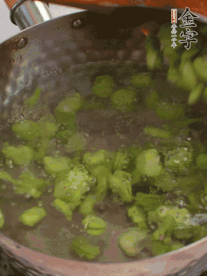 鍋中水沸，放一撮鹽，下蠶豆豆瓣焯3分鐘，下百合，3秒撈出，一起撈出瀝水。