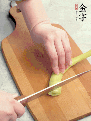 蔥切段，姜切絲，辣椒斜切成塊。