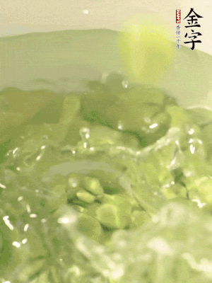 新鮮蠶豆熱水焯水30秒，然后浸入涼水。
