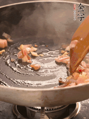 熱油爆香大蒜粒，煸香咸肉丁，淋一勺黃酒調(diào)味。