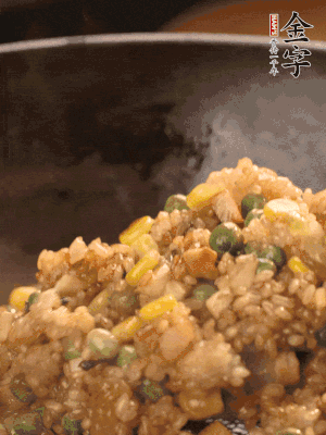 再下糯米，1勺蠔油、2勺生抽調(diào)味翻炒均勻。