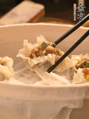 包好的燒賣放在蒸籠上，水開后蒸8分鐘左右。