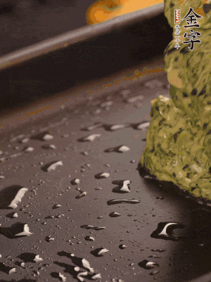 熱鍋擦一下油，下面糊攤平。