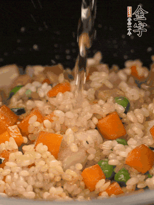 把食材轉(zhuǎn)移到電飯鍋中，倒入點清水，正常煮飯。