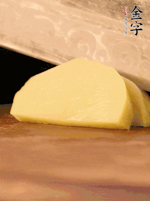 土豆去皮切丁。水開(kāi)后，放入鍋中煮2-3分鐘，撈出瀝干水分。