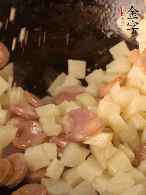 再放烤腸片煎熟。撒點(diǎn)鹽、孜然粉、辣椒面。