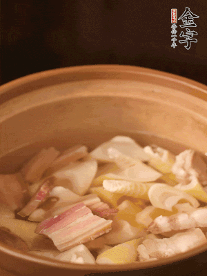 春筍、咸肉、咸肉一起入砂鍋，加姜片、料酒、清水大火煮沸到湯色變白。轉(zhuǎn)小火慢篤半小時(shí)。