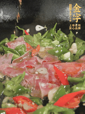 再下蒸炒火腿煸炒，加少許白糖提鮮。