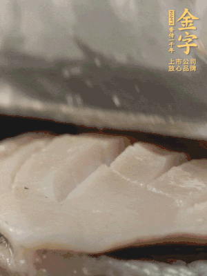 鮑魚用勺子撬出來，去掉內(nèi)臟和牙齒，加面粉、白醋、鹽、啤酒抓一下，清水洗凈，切花刀。