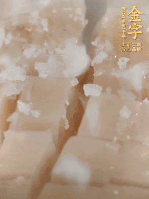 鮑魚中加點(diǎn)鹽、蠔油抓拌一下。