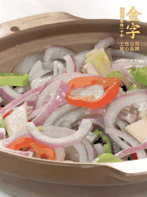 砂鍋底鋪上香菜，放上料頭，再放上焯過水的鮑魚殼。