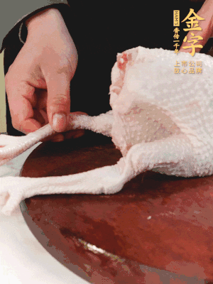 土雞去掉腳趾、翅尖、雞屁股，把雞爪折到腹部，雞頭折到翅膀下面。