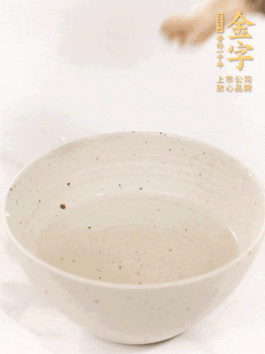 羊肚菌流水洗凈2遍后，溫水泡發(fā)15-20分鐘。
