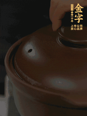 雞、火腿、姜片一起放入砂鍋中，大火轉(zhuǎn)小火燉2小時。