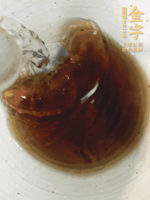 黃酒中加清水、蒸魚豉油、白砂糖混合均勻。