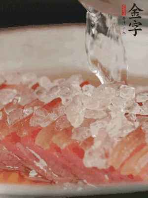 依舊放上冰糖100g、黃酒100g、水200g，鍋中再蒸15分鐘。