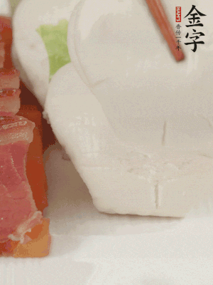 生菜切段，放入荷葉夾。