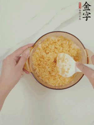 隔夜剩米飯加蛋黃攪拌均勻。