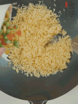 下豌豆粒、胡蘿卜粒、玉米粒。（買現(xiàn)成冷凍的雜菜即可，非常方便）
