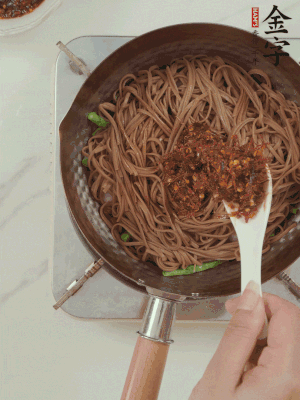 下蕎麥面，淋上少許醬油，加2勺金字火腿大師醬略翻炒即可。