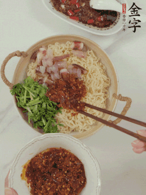在面上鋪魷魚、香菜、金字火腿大師醬。