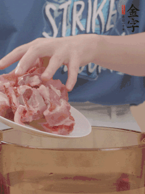 排骨剁小塊，加姜片、料酒沸水下鍋焯水。