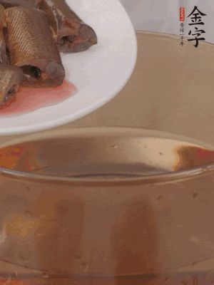 處理干凈的黃鱔段，加姜片、料酒沸水下鍋焯水。撈出用涼水沖洗干凈。