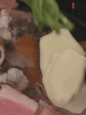 加姜片、蔥結(jié)、料酒。