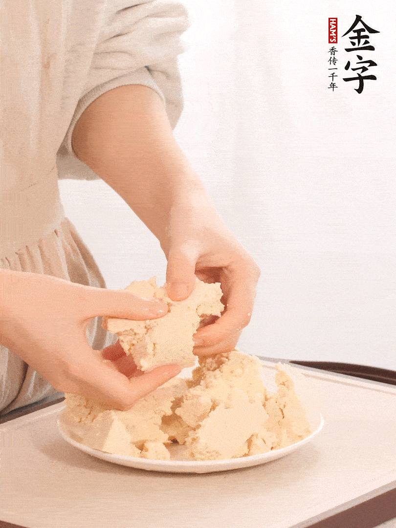老豆腐用手掰成塊。