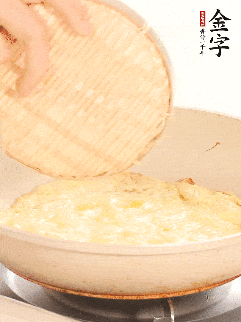 鍋內(nèi)放入少許油，油溫4成熱倒入一個(gè)雞蛋煎熟