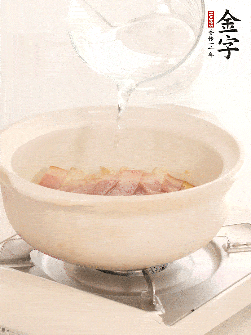放入火腿片，加開水，再加入豆腐