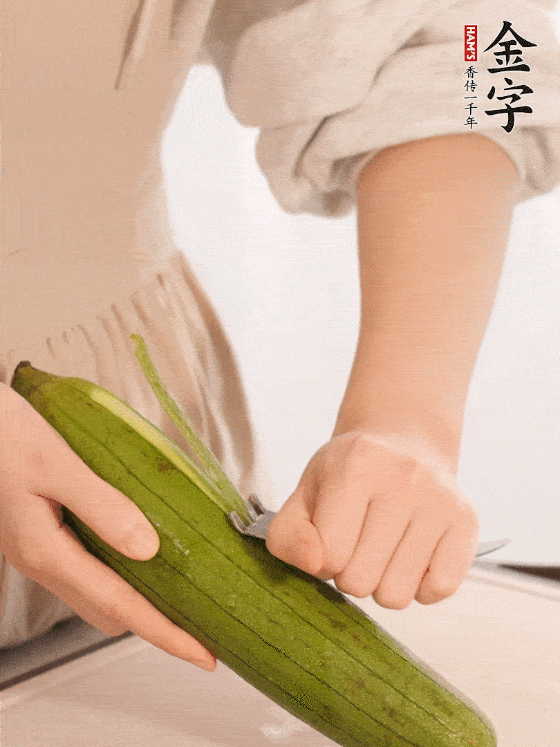 絲瓜去皮切滾刀塊用鹽殺一下水分洗凈。
