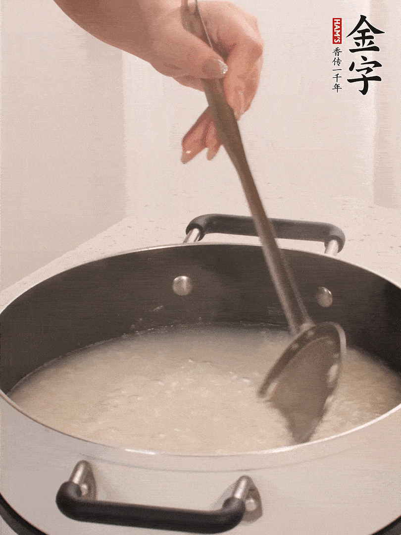 香菇、土豆、胡蘿卜、金字土香腸切小塊。