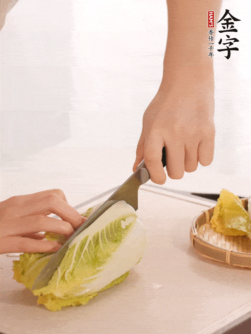 生姜切末，白菜改刀成成塊。