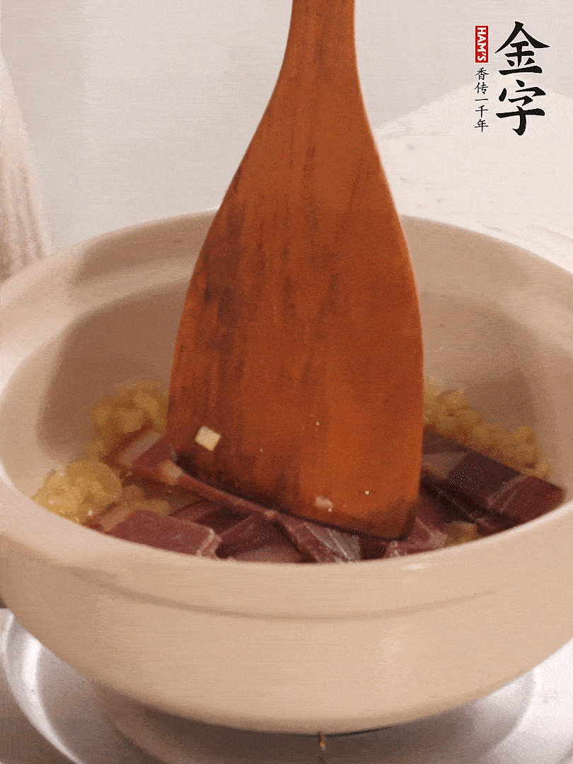 加熱水，加入白菜蓋上蓋子煨煮3分鐘。