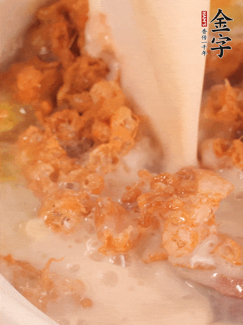 加入蛋酥再煨煮2分鐘，加入豆?jié){。